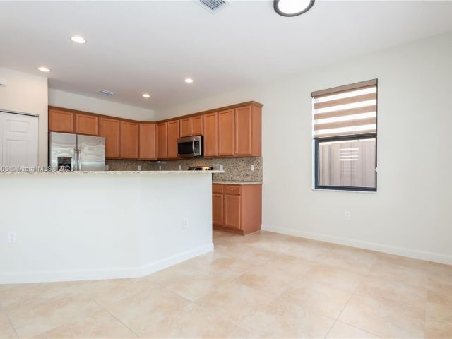 Дом в аренду по адресу 11510 NW 88th Ln 1 - фото 6195005