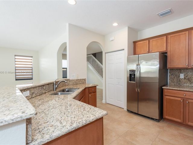 Дом в аренду по адресу 11510 NW 88th Ln 1 - фото 6195006