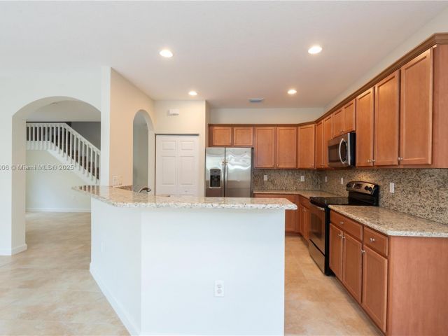 Дом в аренду по адресу 11510 NW 88th Ln 1 - фото 6195007