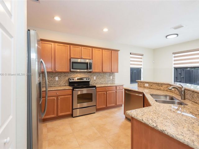 Дом в аренду по адресу 11510 NW 88th Ln 1 - фото 6195008