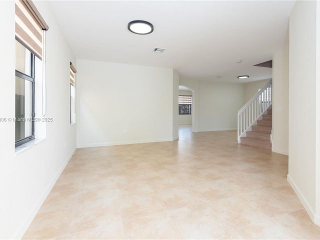 Дом в аренду по адресу 11510 NW 88th Ln 1 - фото 6195015