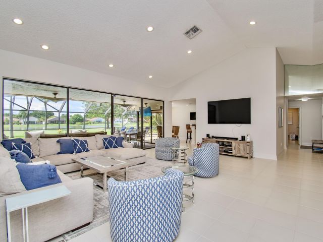 Продажа дома по адресу 11415 Boca Woods Lane - фото 6217423