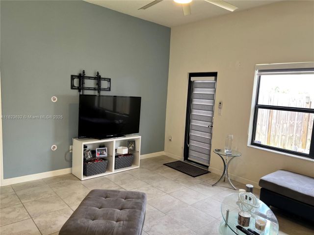 Продажа дома по адресу 134 NE 23rd Ter - фото 6200455