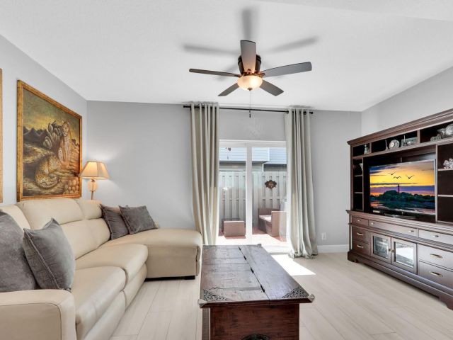 Продажа дома по адресу 1869 NE 15th Ave 1869 - фото 6195991