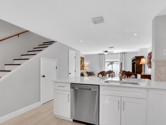 Продажа дома по адресу 1869 NE 15th Ave 1869 - фото 6195999