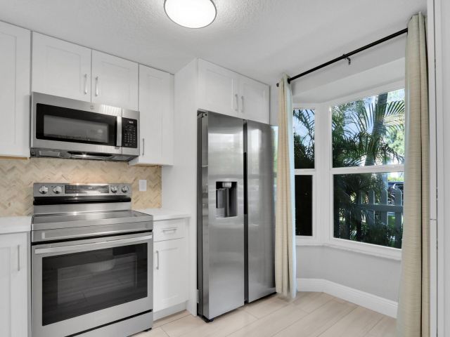 Продажа дома по адресу 1869 NE 15th Ave 1869 - фото 6196000