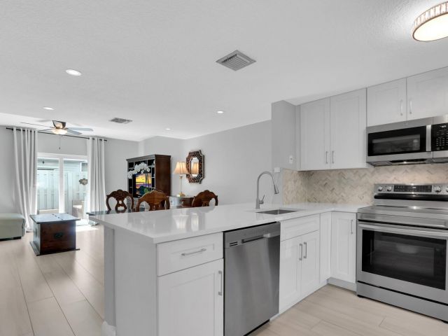 Продажа дома по адресу 1869 NE 15th Ave 1869 - фото 6196001