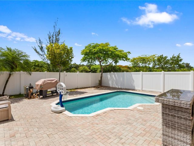 Продажа дома по адресу 878 NE 191st St - фото 6197419