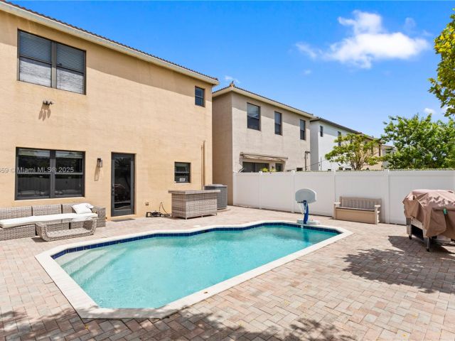 Продажа дома по адресу 878 NE 191st St - фото 6197420