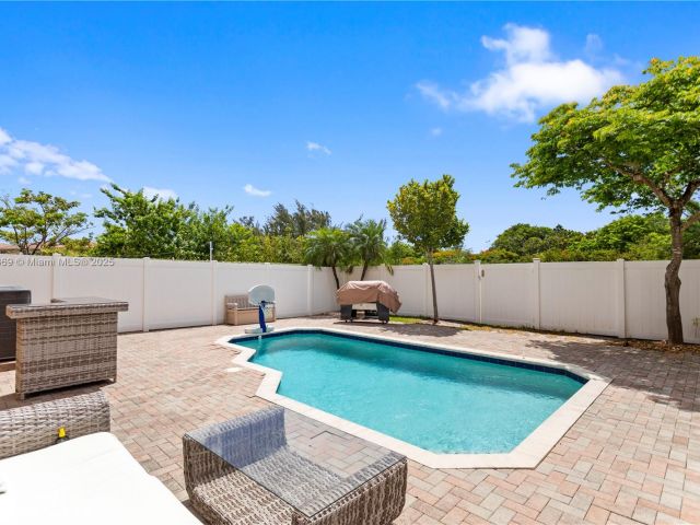 Продажа дома по адресу 878 NE 191st St - фото 6197421