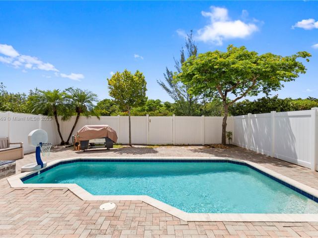 Продажа дома по адресу 878 NE 191st St - фото 6197422