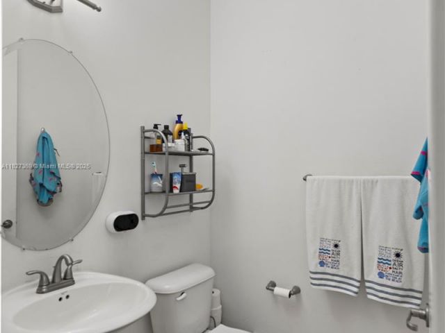 Продажа дома по адресу 878 NE 191st St - фото 6197423