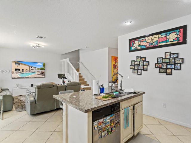 Продажа дома по адресу 878 NE 191st St - фото 6197424