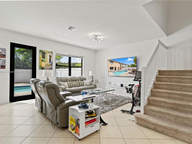 Продажа дома по адресу 878 NE 191st St - фото 6197425