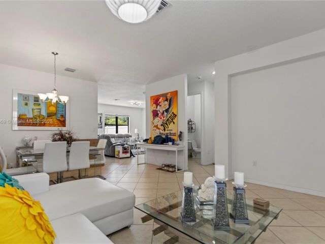 Продажа дома по адресу 878 NE 191st St - фото 6197427