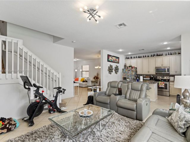 Продажа дома по адресу 878 NE 191st St - фото 6197428