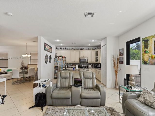 Продажа дома по адресу 878 NE 191st St - фото 6197429