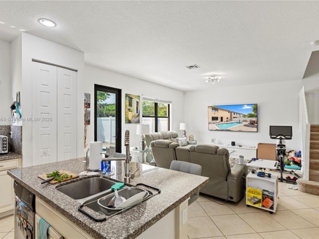 Продажа дома по адресу 878 NE 191st St - фото 6197430