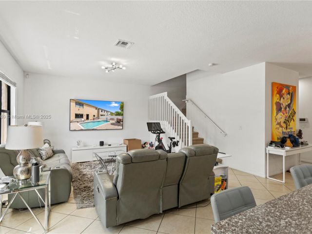 Продажа дома по адресу 878 NE 191st St - фото 6197431