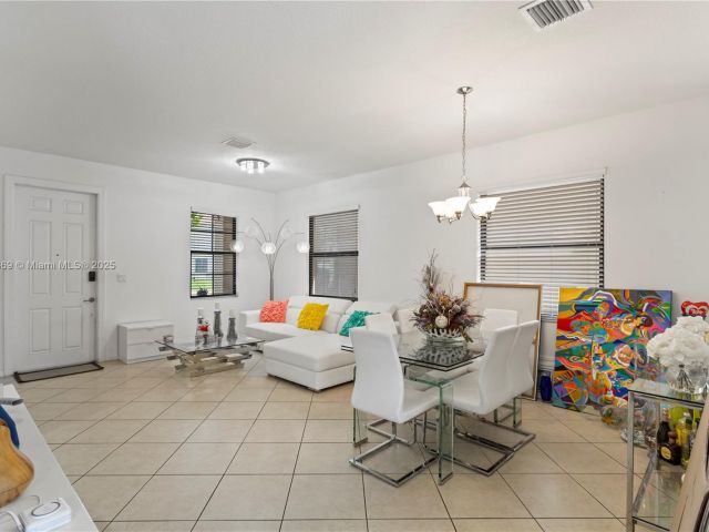 Продажа дома по адресу 878 NE 191st St - фото 6197433