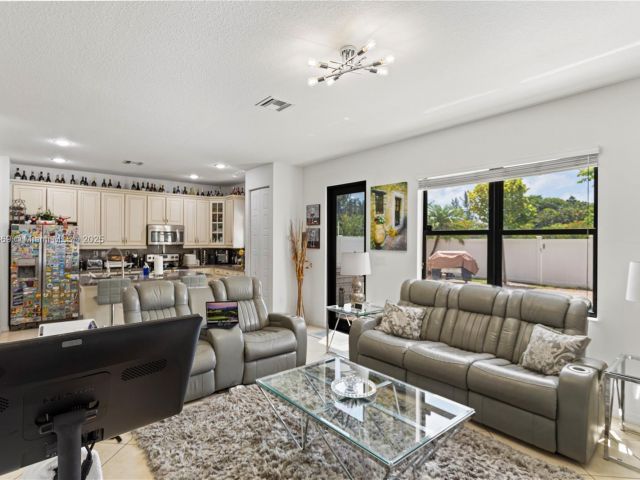 Продажа дома по адресу 878 NE 191st St - фото 6197434