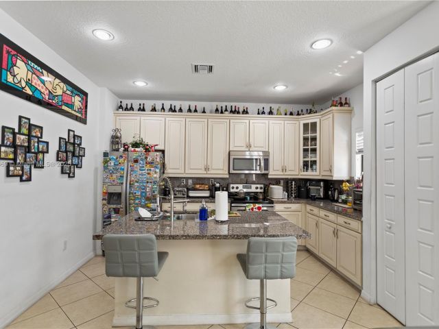 Продажа дома по адресу 878 NE 191st St - фото 6197435