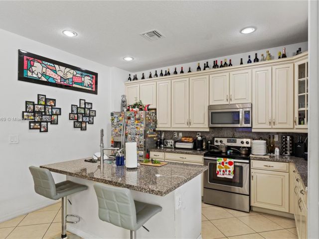 Продажа дома по адресу 878 NE 191st St - фото 6197436