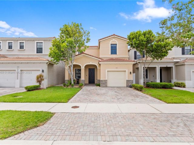 Продажа дома по адресу 878 NE 191st St - фото 6197437