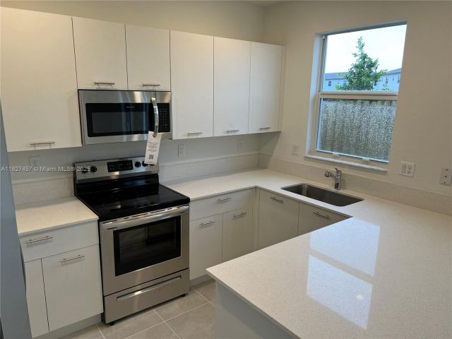 Продажа дома по адресу 2329 NW 122nd Ter . - фото 6197400