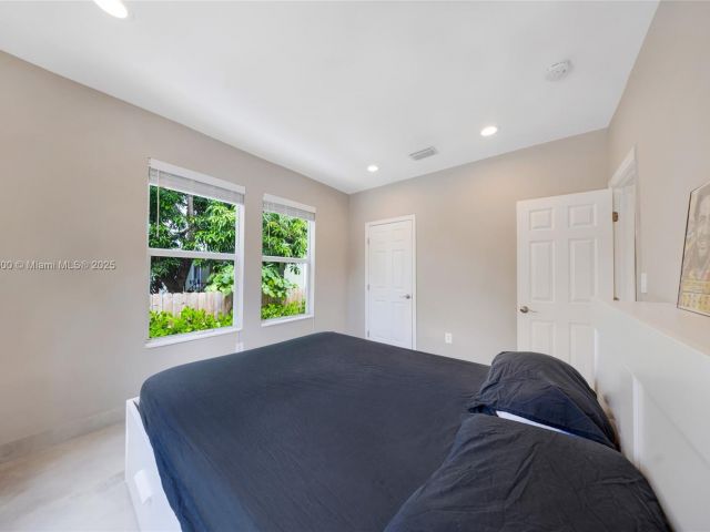 Продажа дома по адресу 120 NW 49th St - фото 6238325