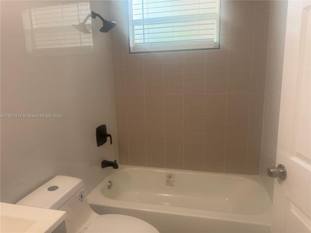 Продажа дома по адресу 1657 SW 44th Ave - фото 6198473