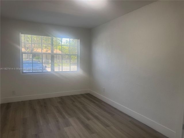 Продажа дома по адресу 1657 SW 44th Ave - фото 6198474