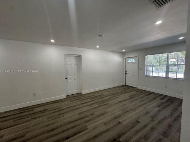 Продажа дома по адресу 1657 SW 44th Ave - фото 6198479