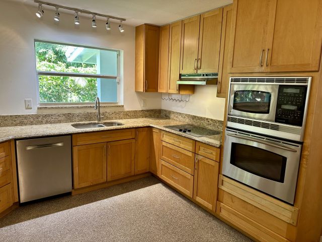 Дом в аренду по адресу 212 Kings Lynn - фото 6252812