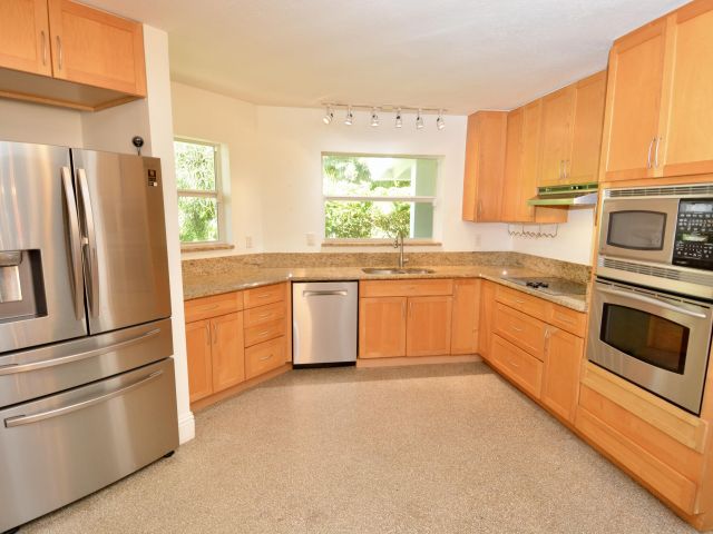 Дом в аренду по адресу 212 Kings Lynn - фото 6252813