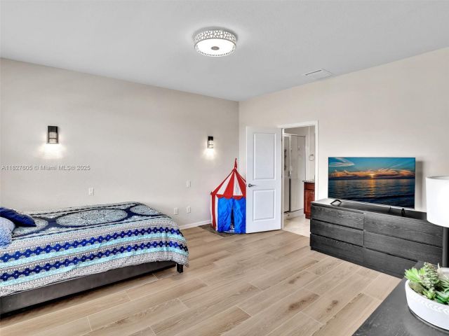 Продажа дома по адресу 3976 Poinciana Ln - фото 6199564