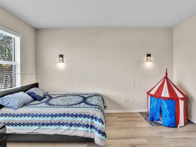 Продажа дома по адресу 3976 Poinciana Ln - фото 6199565