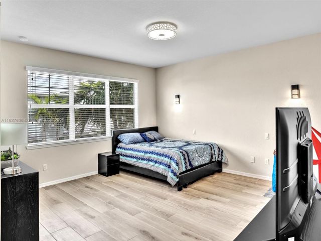 Продажа дома по адресу 3976 Poinciana Ln - фото 6199566