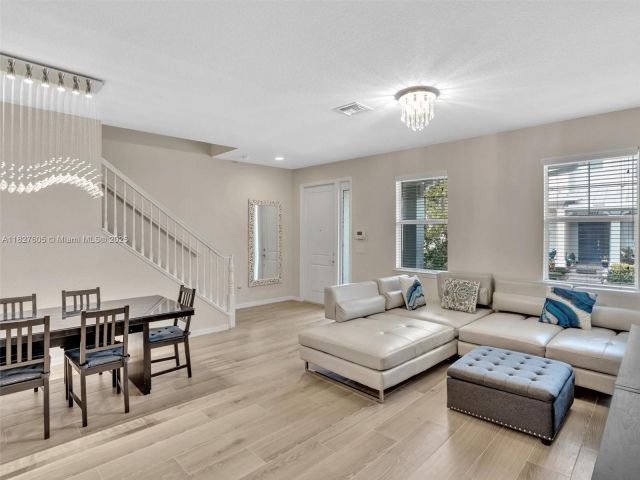 Продажа дома по адресу 3976 Poinciana Ln - фото 6199569