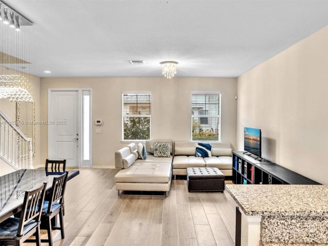 Продажа дома по адресу 3976 Poinciana Ln - фото 6199570