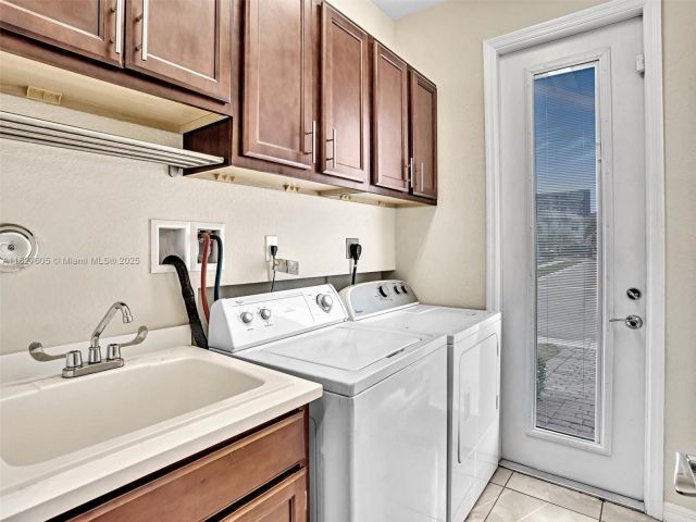 Продажа дома по адресу 3976 Poinciana Ln - фото 6199572