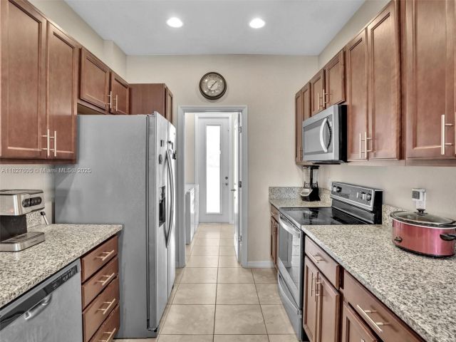 Продажа дома по адресу 3976 Poinciana Ln - фото 6199573