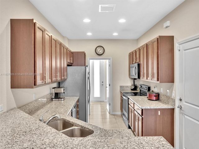 Продажа дома по адресу 3976 Poinciana Ln - фото 6199574