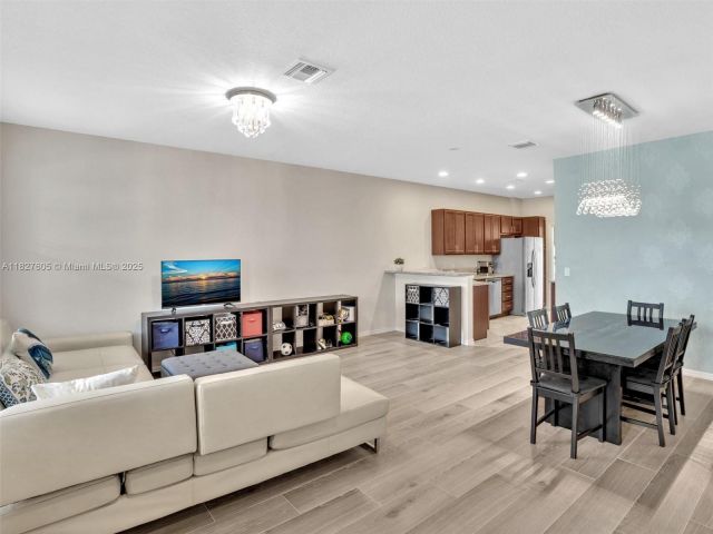 Продажа дома по адресу 3976 Poinciana Ln - фото 6199575