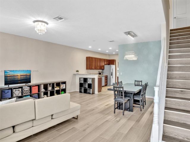 Продажа дома по адресу 3976 Poinciana Ln - фото 6199576