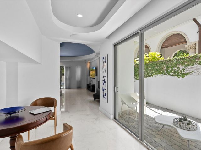 Продажа дома по адресу 3917 S Le Jeune Road - фото 6363434