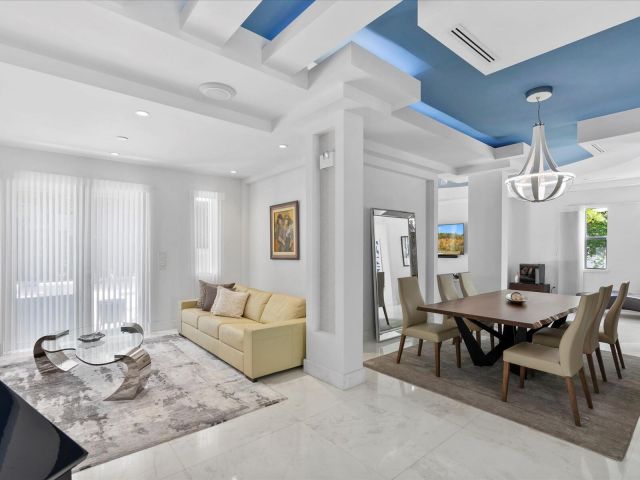 Продажа дома по адресу 3917 S Le Jeune Road - фото 6363439