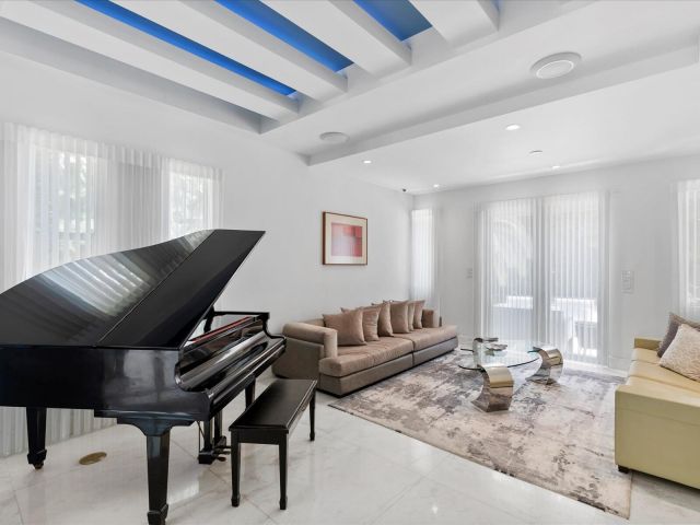 Продажа дома по адресу 3917 S Le Jeune Road - фото 6363440