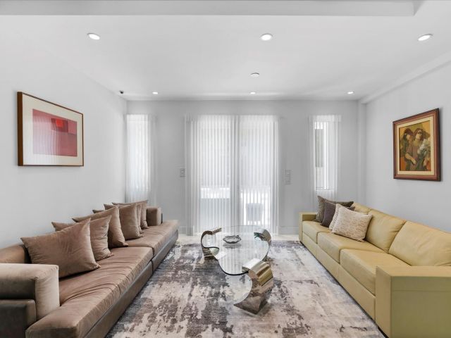 Продажа дома по адресу 3917 S Le Jeune Road - фото 6363441