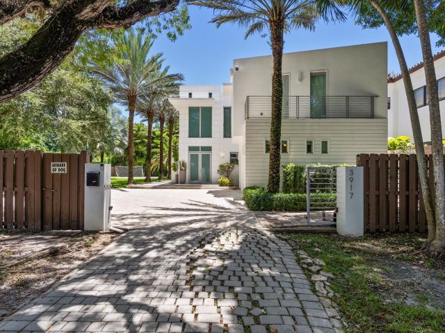 Продажа дома по адресу 3917 S Le Jeune Road - фото 6363452